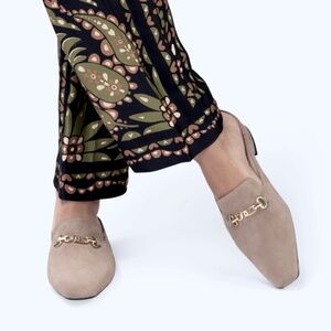 SCARLETT CHASE Weston Mules in Taupe Suede - EUC! - 7 1/2